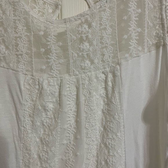 Ladies White Sleeveless Top - Picture 2 of 3